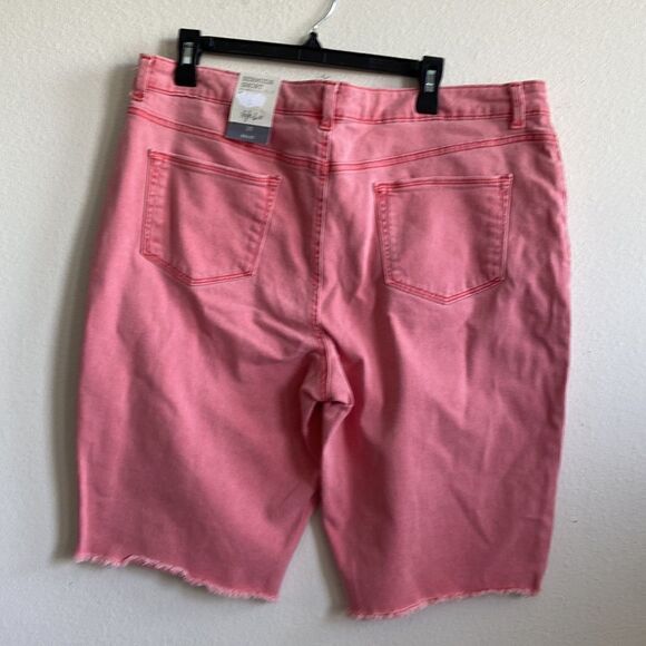 Style & Co Bermuda Short mid rise Size 18 Cherry Bliss color - Picture 4 of 7